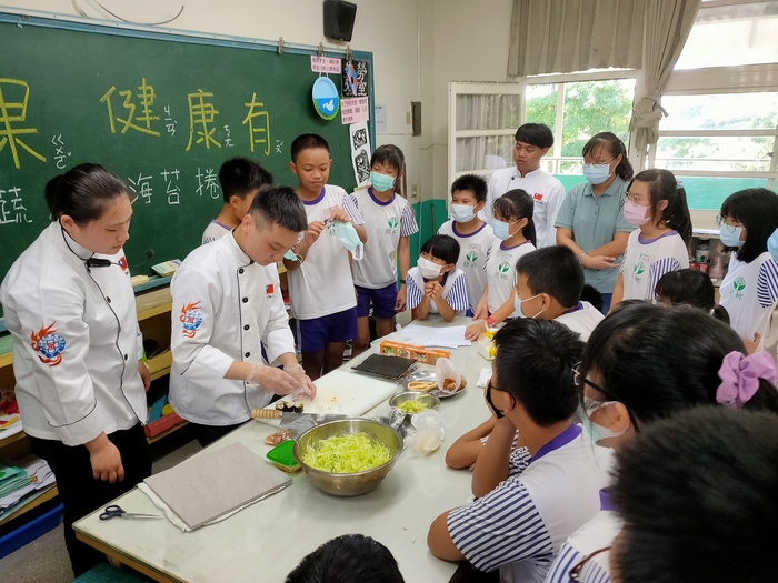 中臺科大食科系學生教導小朋友做菜圖片
