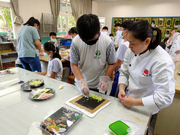 中臺科大食科系學生教導五年級的小朋友做菜