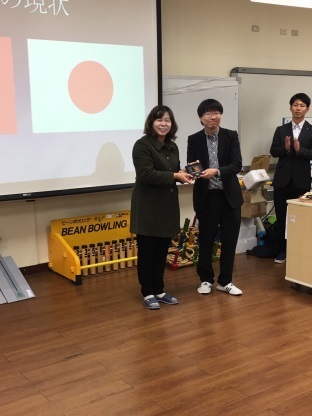 雙方互贈紀念品