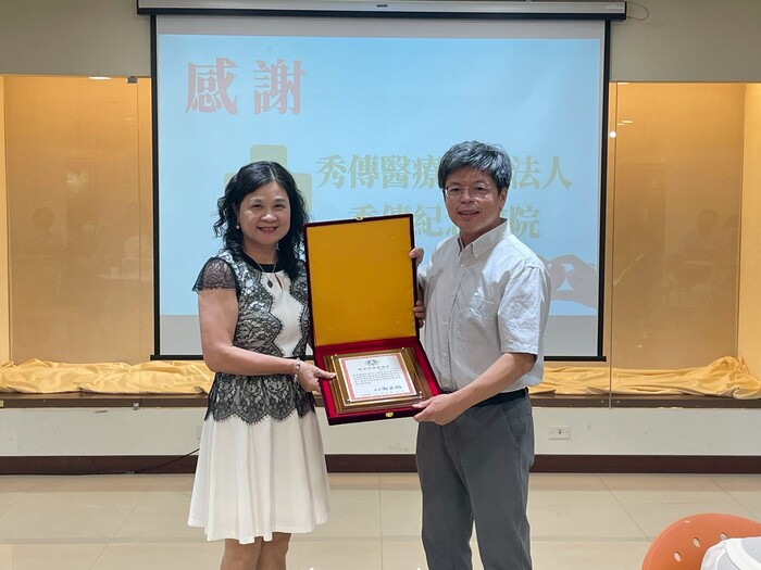 秀傳醫療社團法人秀傳紀念醫院朱旆億副院長代表領取教育部頒贈之褒揚狀圖片