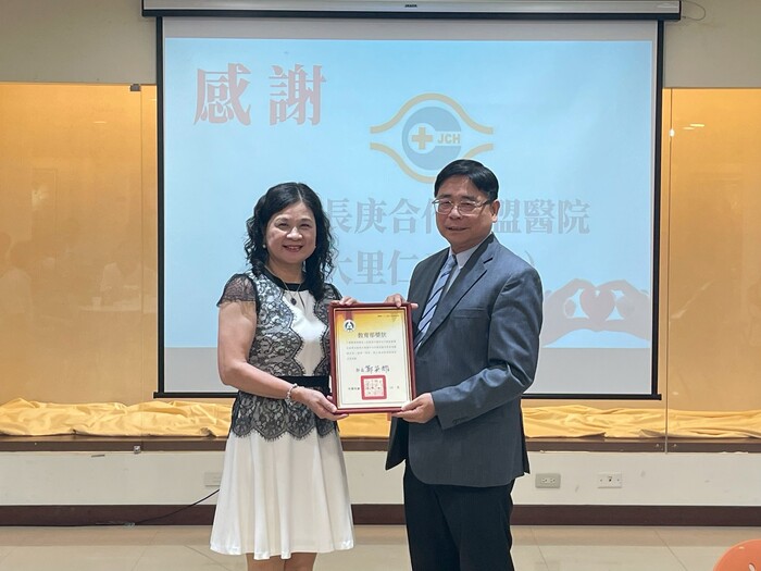 仁愛長庚合作聯盟醫院（大里仁愛醫院）王瑞欽副院長與中臺科大陳錦杏校長合影圖片