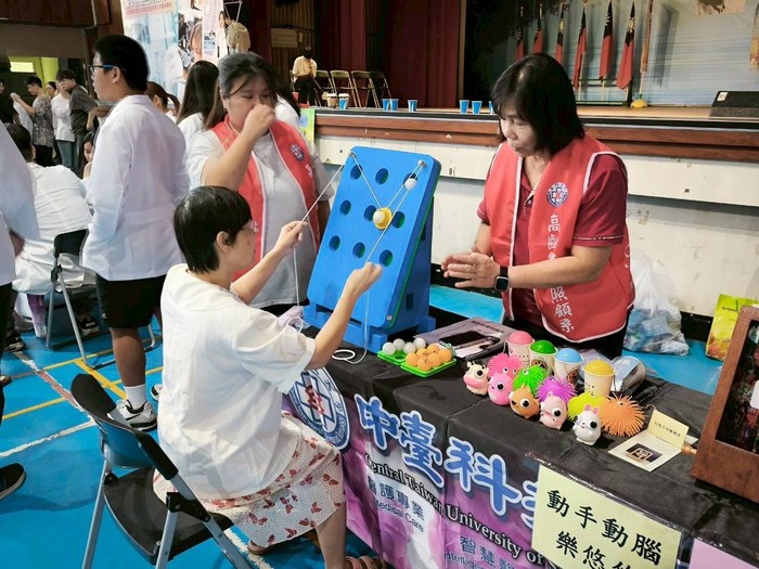 高照系老師與民眾做趣味遊戲圖片