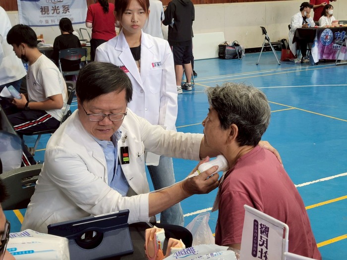醫放系老師為民眾做甲狀腺超音波檢測圖片
