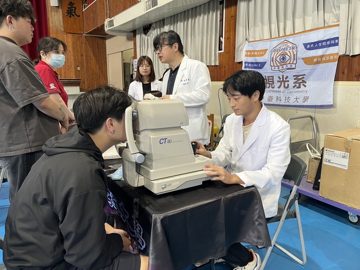 視光系學生為民眾做視力檢測圖片