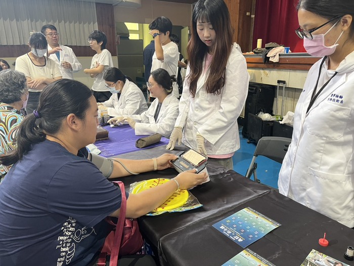 醫檢系學生為民眾做血壓檢測圖片