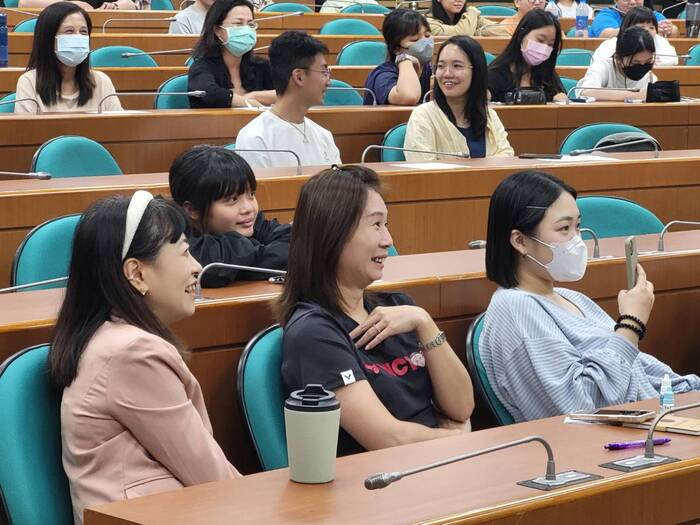 活動會場滿滿教師與學生一起領悟到快樂的力量