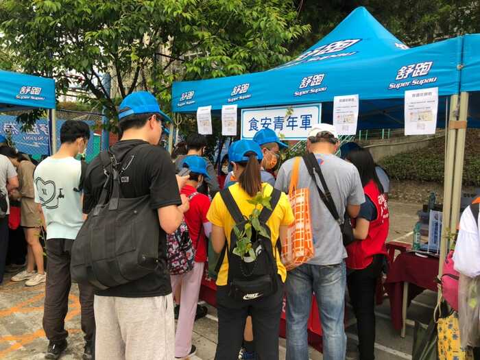 萬人健行活動-食科系食安青年軍宣導食品安全