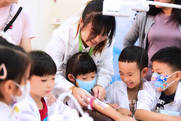 小小醫檢師嘗試在模擬手臂上安全的完成採血操作圖片