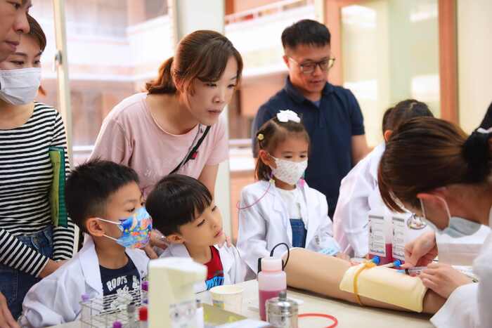 親子共同學習醫檢師專業知識與技術圖片