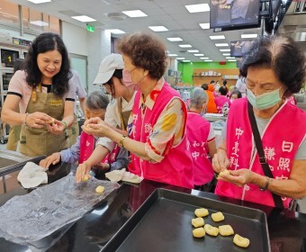 中臺科大舉辦中秋手作體驗 長輩自製月餅笑容滿盈圖片