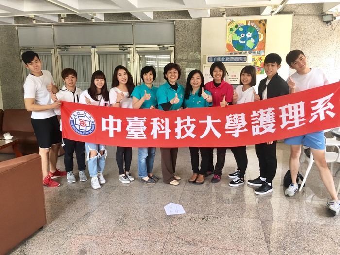「CTUST」與主管老師合照