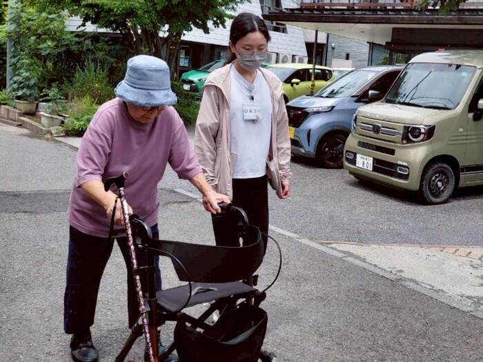 中臺科大劉姵嘉同學陪同葵照護長者散步圖片