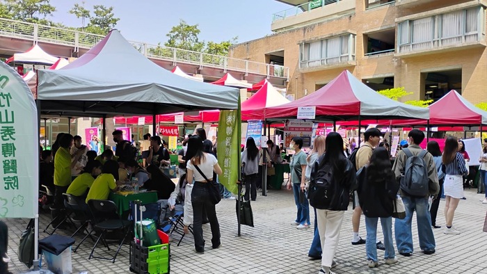 中臺科大學生踴躍參與徵才博覽會為職業生涯鋪路.jpg