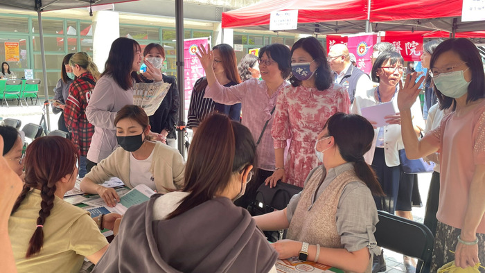 中臺科大陳錦杏校長攜護理學院教師們至各攤位與徵才機構互動.jpg