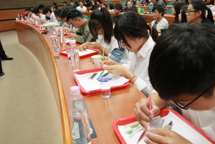 兩校學生代表進行牙體形態雕刻