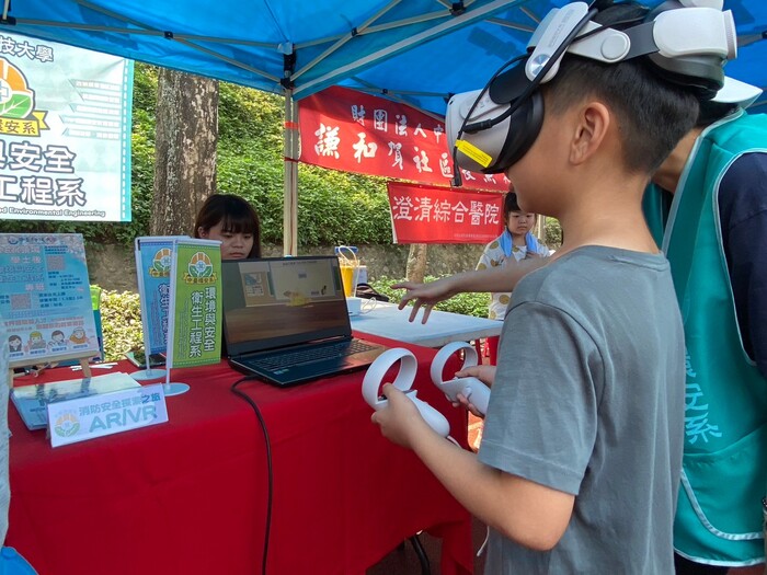 社區服務行動柑仔店 帶領孩童進入VR體驗環境