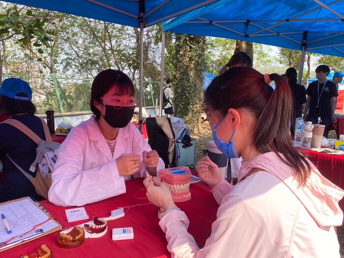 牙技系同學提供民眾牙線正確使用方式教學