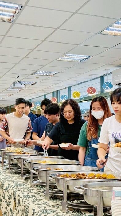 學生們排隊盛取餐點氣氛歡樂圖片