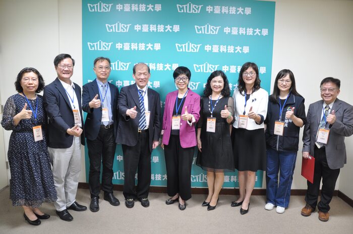 衛生福利部、臺中市政府衛生局、中國醫藥大學附設醫院等單位貴賓與中臺科大師長合影