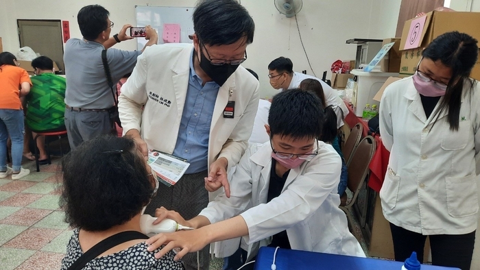 醫放系林政勳主任帶領學生操作甲狀腺超音波檢查