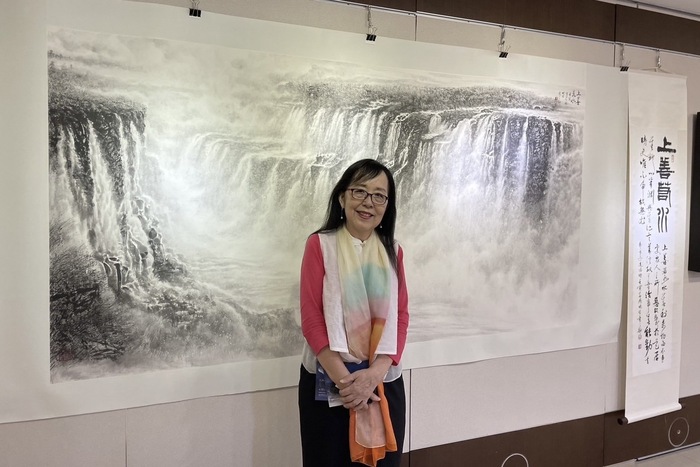 袁之靜老師與代表作品「袁之靜老師與作品「上善若水─伊瓜蘇大瀑布」合影」合影
