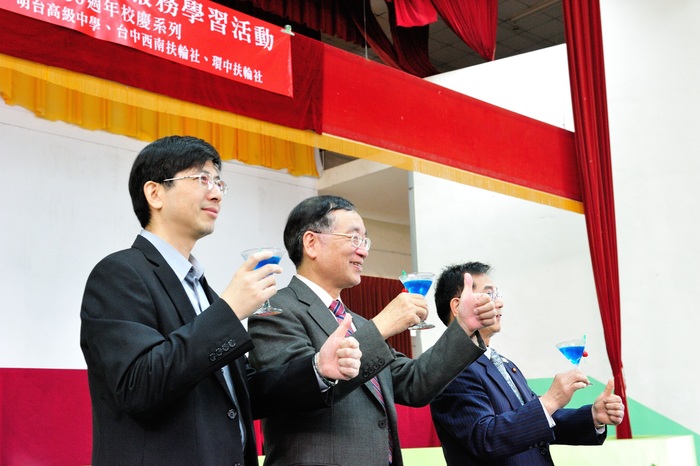品嚐明台明高中觀光科學生調酒