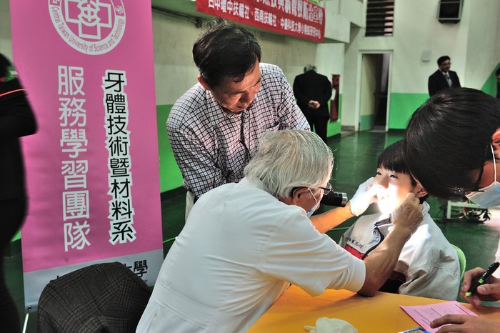 牙技系為學童進行口腔檢查