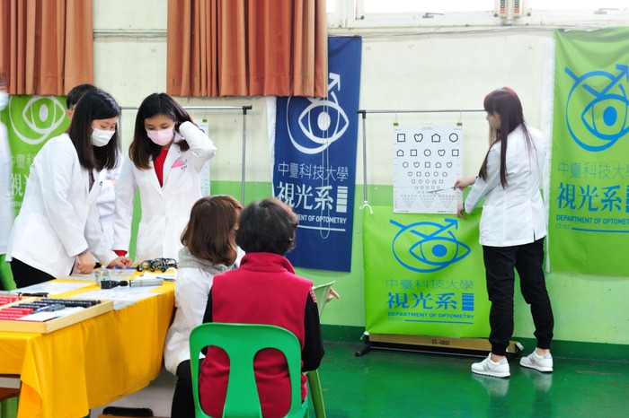 視光系為老人進行視力健檢