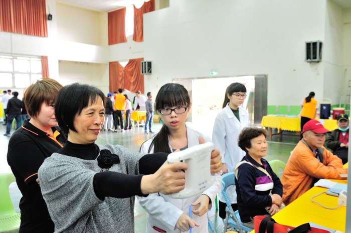 醫放系為民眾進行骨質密度量測