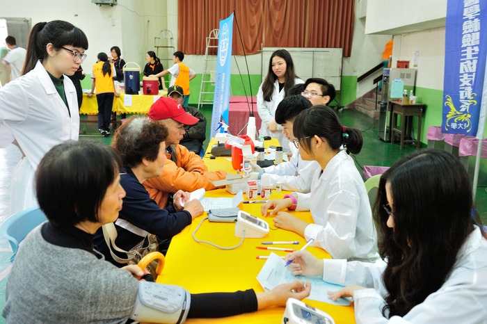 醫技系進行血壓、血糖及尿液檢測