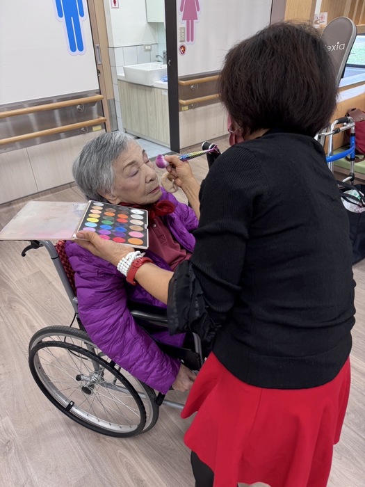 謙和賀日照中心辦美妝攝影體驗活動 讓長輩們自信滿滿