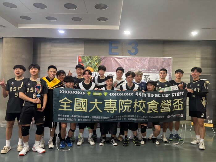 球類競賽獲獎團隊合影