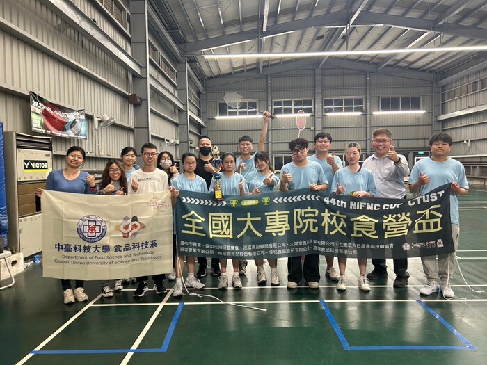 中臺科大食科系趙士慶副主任與羽球競賽獲獎團隊合影