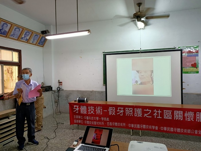 和平里里長向里民介紹中臺科大團隊