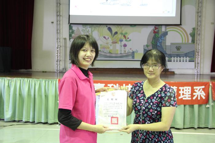 護理系代表接受感謝狀