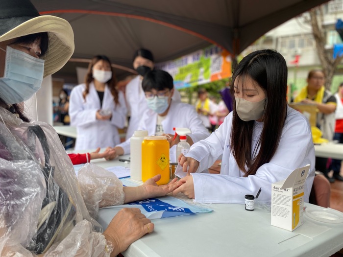 醫檢系同學協助民眾進行血糖檢測