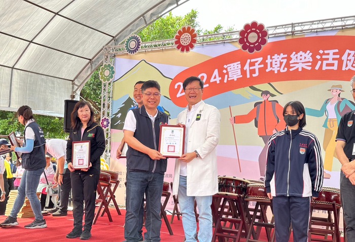 潭子區劉汶軒區長致贈中臺科大林政勳學務長感謝狀