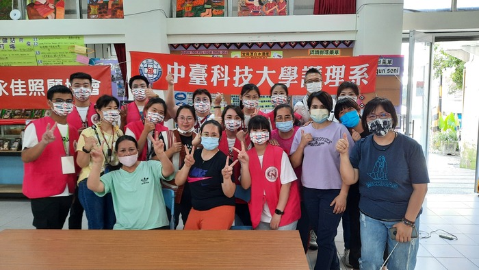 原鄉志工隊師生與原住民合影