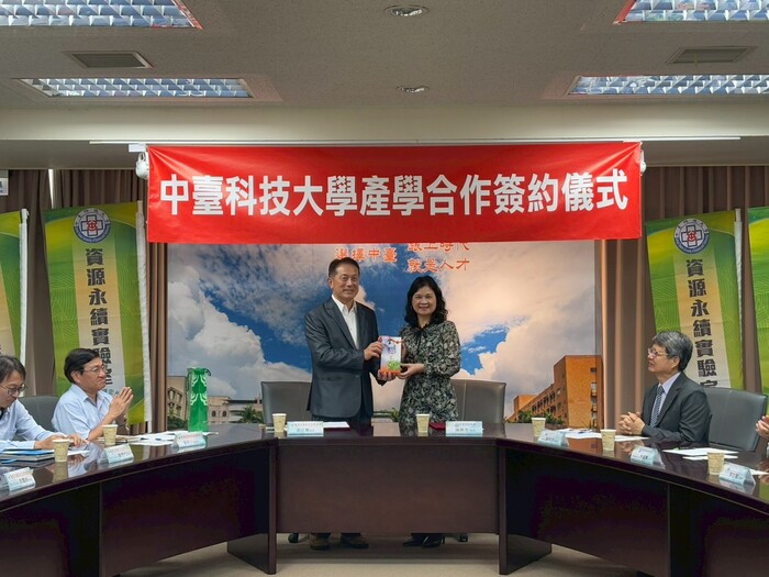 農業部種苗改良繁殖場張定霖場長(左)與中臺科大陳錦杏校長(右)致贈紀念品