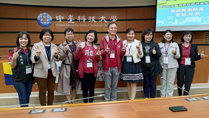 校長陳錦杏與傑出校友合影