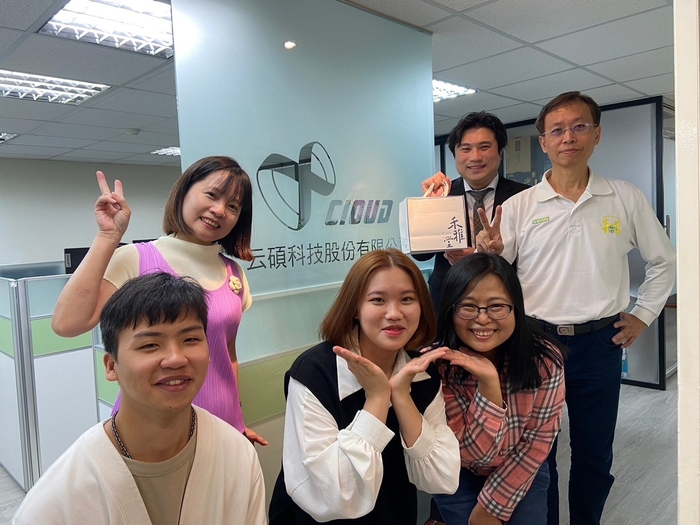 資管系李瑞敏主任率領師生與云碩科技李偉業合影