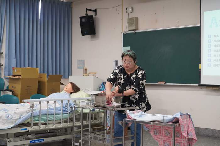 【生】由諮輔中心主任暨護理系黃良圭教授親自示範照顧寶寶