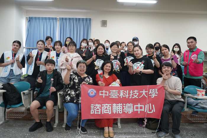 中臺科大各系同學與後護系的學生們共同參與體驗
