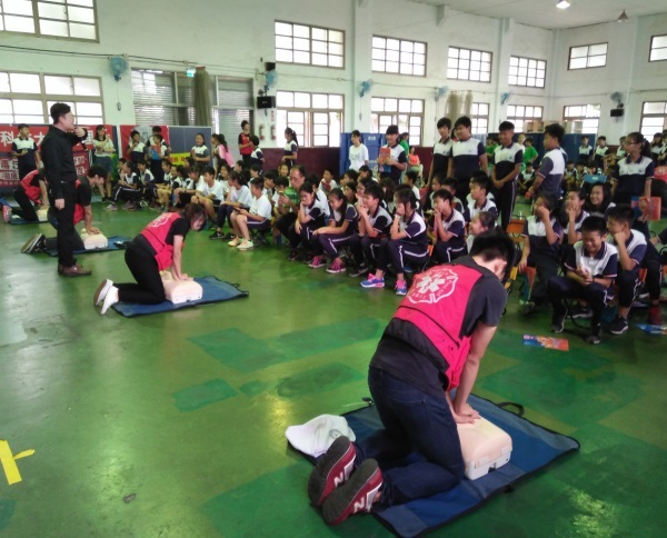 示範CPR教學
