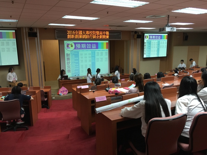 高中職組於順之廳進行競賽簡報