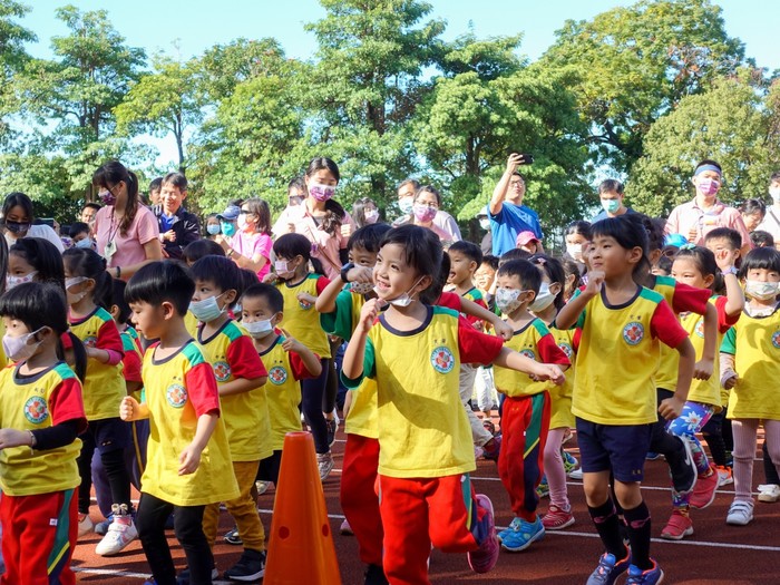 中臺科大廍子非營利幼兒園「親子運動會」幼兒一同舞動現場
