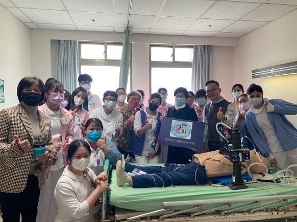 與新進人員合照