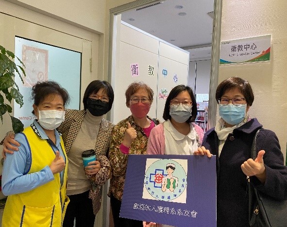與兩位資深護理系系友合照