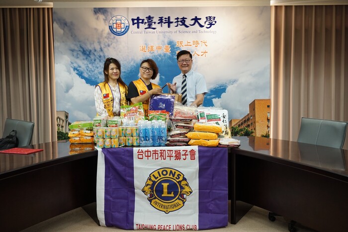 台中市和平獅子會施靜宜會長致贈中秋禮盒給中臺科大林政勳學務長