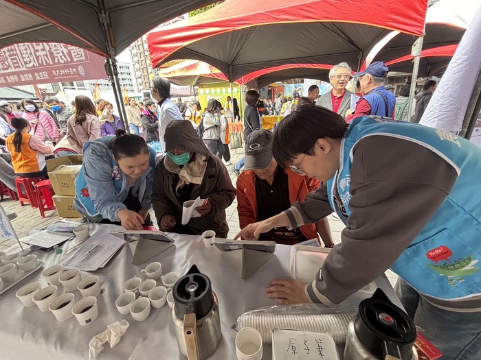 食科系現場沖煮國姓鄉咖啡讓民眾體驗風味品鑑.JPG圖片